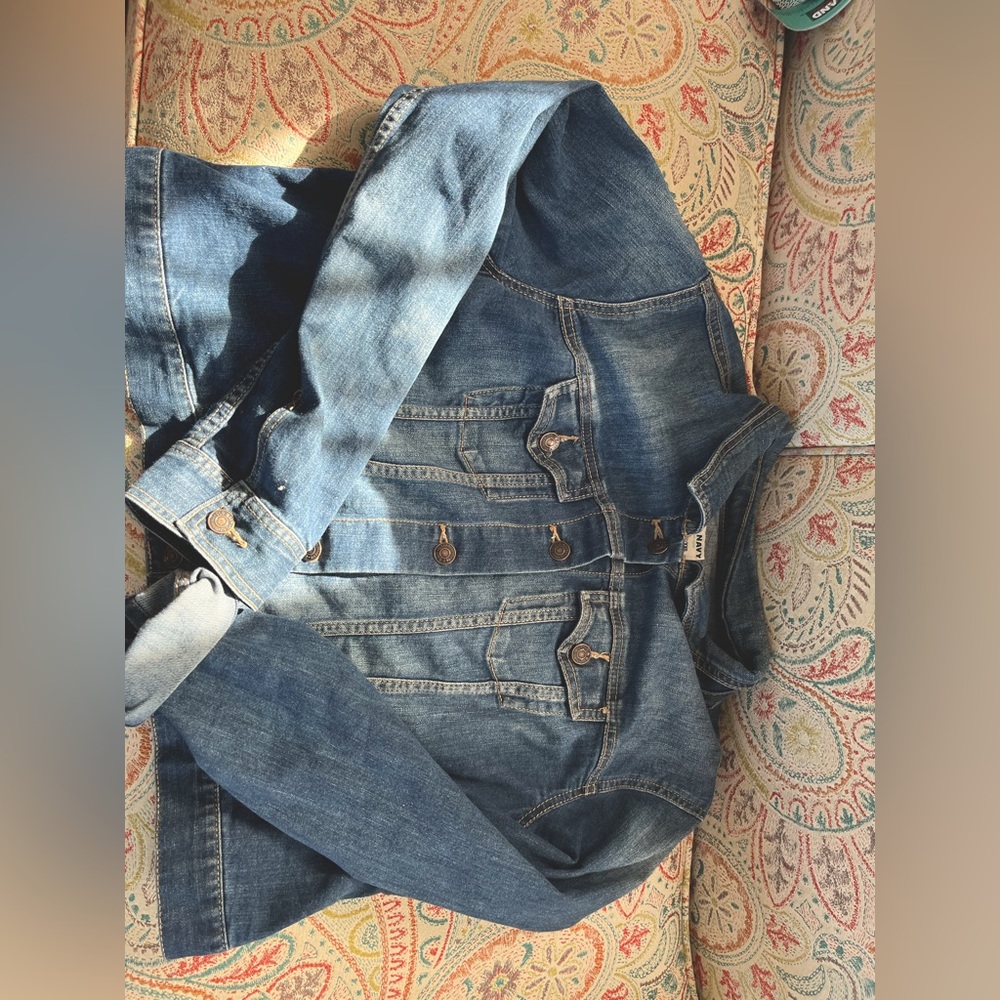 Vintage cropped old navy Woman’s jean jacket.